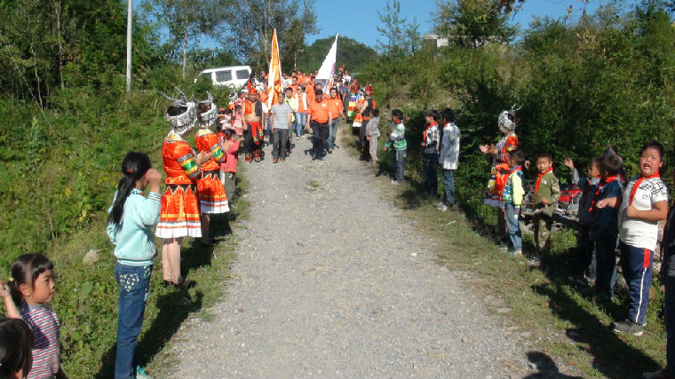 海南leyu乐鱼登录地址股份有限公司为沙厂乡骂陇小学捐赠
